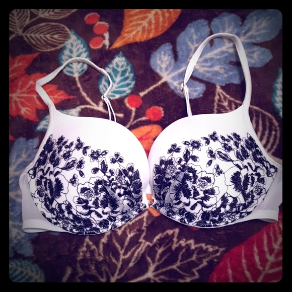 PINK Victoria's Secret Other - PINK 34C WHITE AND BLACK LACE